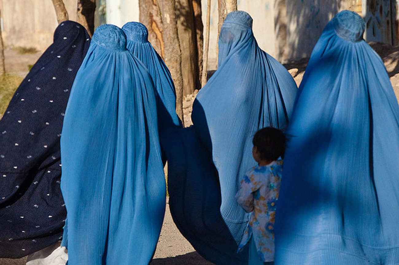 Verhüllt und unter strengen Auflagen: Frauen in Afghanistan im öffentlichen Raum. | Foto: Wikimedia/Arnesen/cc-by-sa-2.0