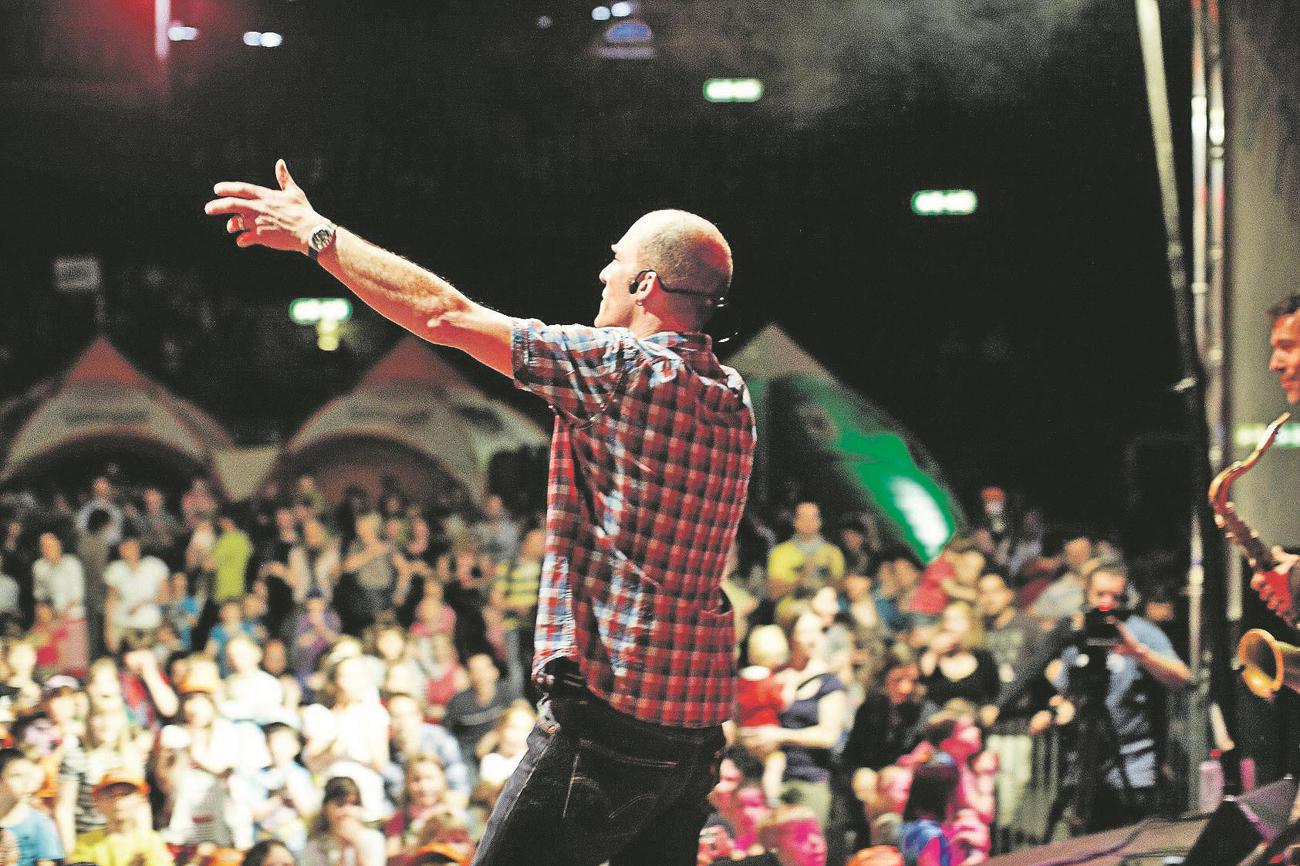 Kinder und Erwachsene kommen in der Aula der Universität Basel in den Genuss eines Familienkonzerts mit Andrew Bond, dem neu ernannten Ehrendoktor.