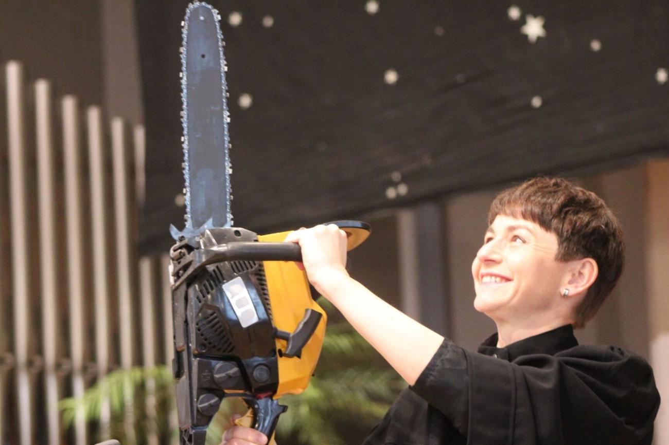 Pfarrerin Kathrin Bolt wirft die Motorsäge an. / Bilder zvg