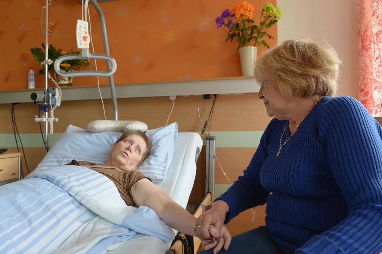 Eine Angehörige besucht eine Patientin auf der Palliativstation. |epd-bild/Jens Schulze
