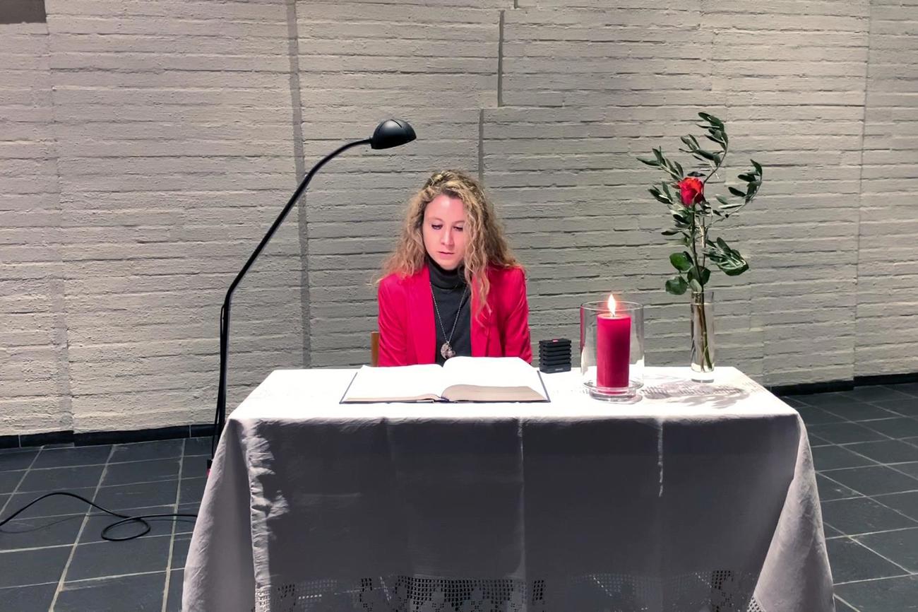 Kelly Kapfer von Offline, dem ökumenischen Zentrum für Meditation und Seelsorge, liest aus der Bibel.