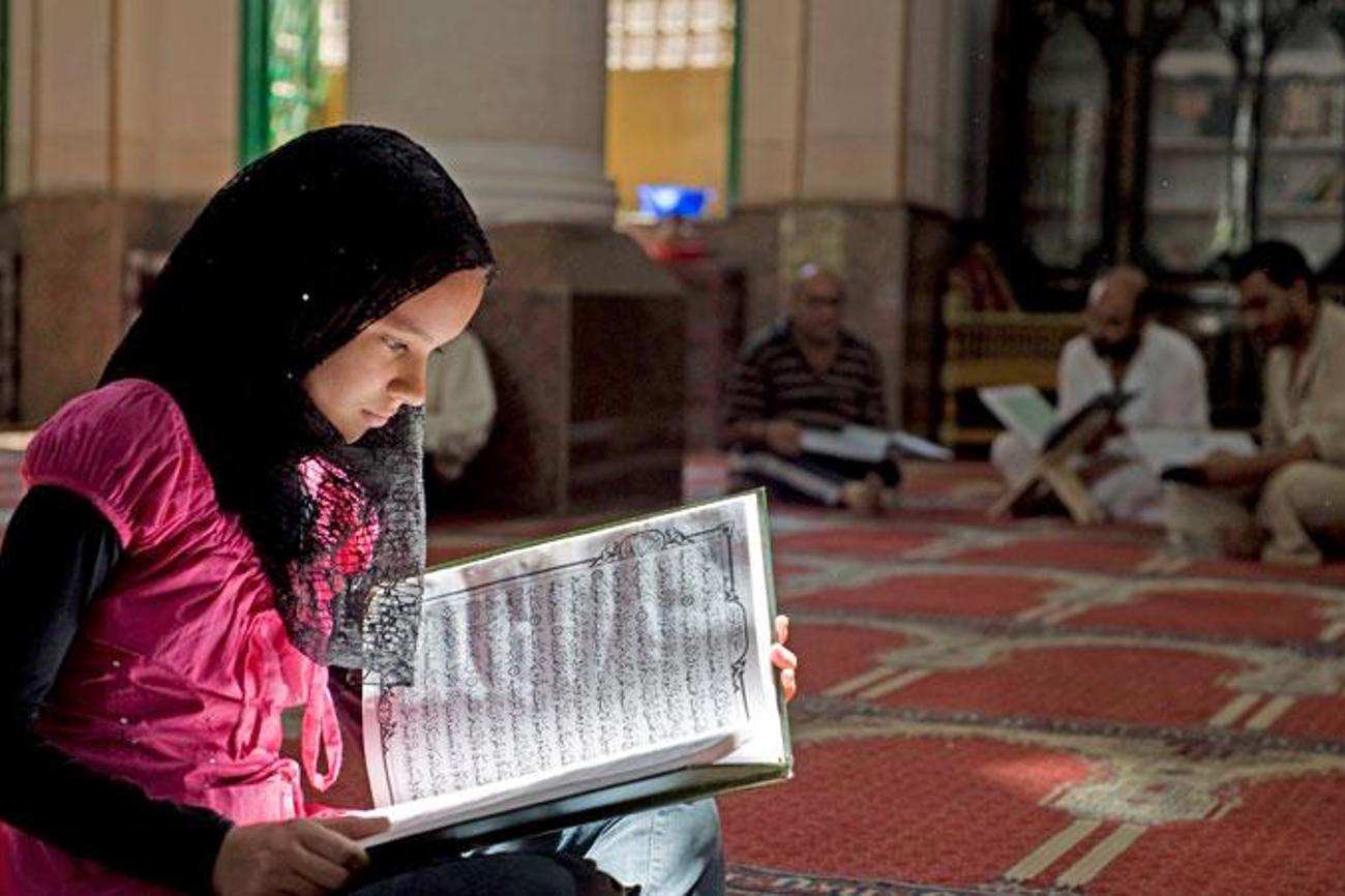 Braucht Auslegung: Eine Frau liest den Koran. | epd-Bild