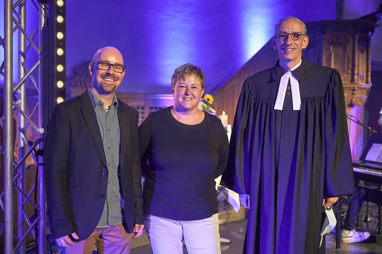 Kirchenrat Pfarrer Lukas Weinhold (rechts) ordinierte Edith Rohrer Hess zur Diakonin und Samuel Ammann zum Diakon. (Bild: pd)