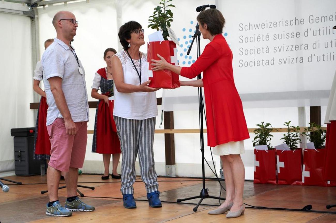 Bruno Arnold und Regula Erazo bei der Auszeichnung durch Bundespräsidentin Simonetta Sommaruga.|Franka Pedrazzetti