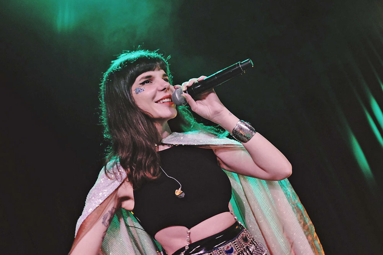 Ihre Kunst genügt sich selbst und ist politisch: Gaye Su Akyol. Quelle: flickr.com/Rene Passet (CC BY-NC-ND 2.0)