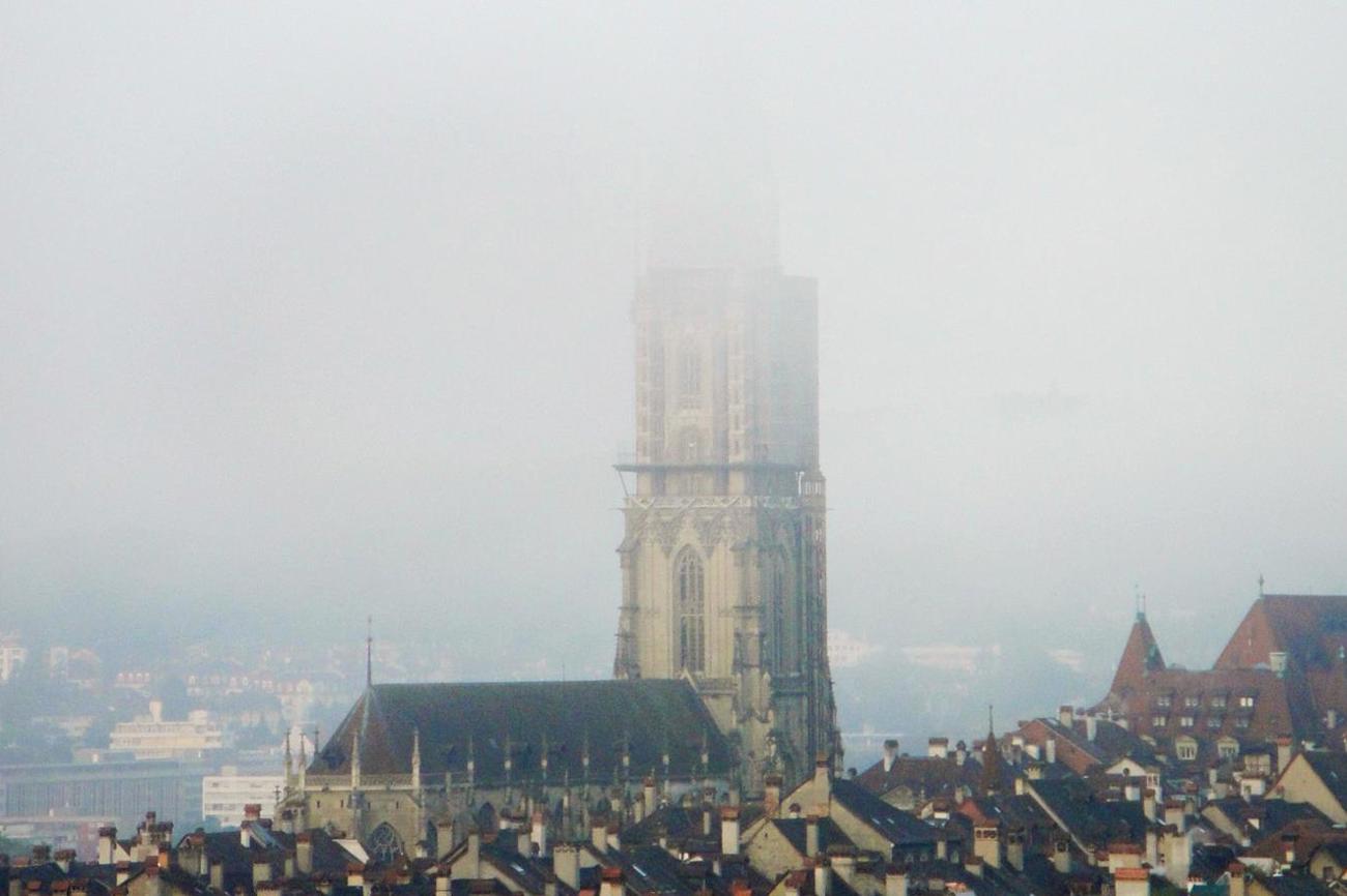Zum Glück kein Rauch: der Berner Münsterturm steckt im Nebel. Gemäss Münsterarchitektin Annette Loeffel wurde in Bern in den letzten Jahren viel in Sachen Sicherheit und Brandschutz unternommen.|Wikimedia Commons/Krol:k - Own work, CC BY-SA 3.0