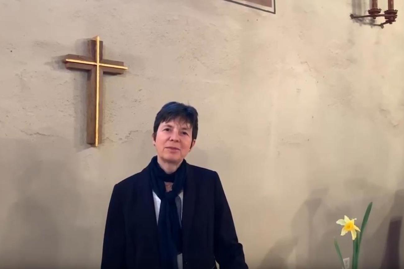 Die Basler Münsterpfarrerin Caroline Schröder Field vergleicht die Isolation der Menschen während der Corona-Krise mit dem Dasein auf einer einsamen Insel und erklärt, wie man daraus trotzdem Kraft schöpfen kann. | Screenshot Youtube