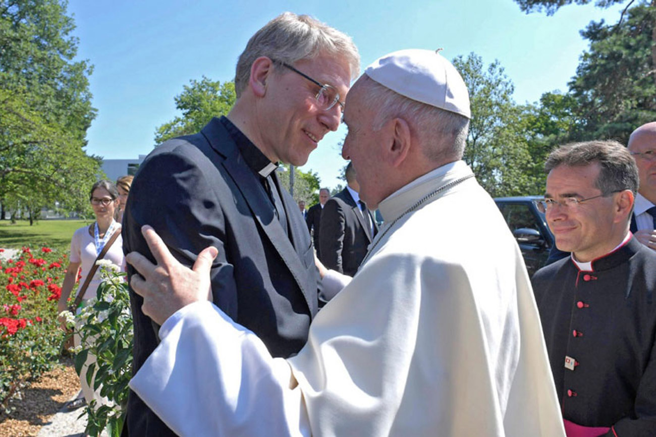 Starkes Zeichen der Ökumene: Brüderliche Umarmung von Papst Franziskus während des Besuchs beim Weltkirchenrat in Genf 2018. | Foto: epd