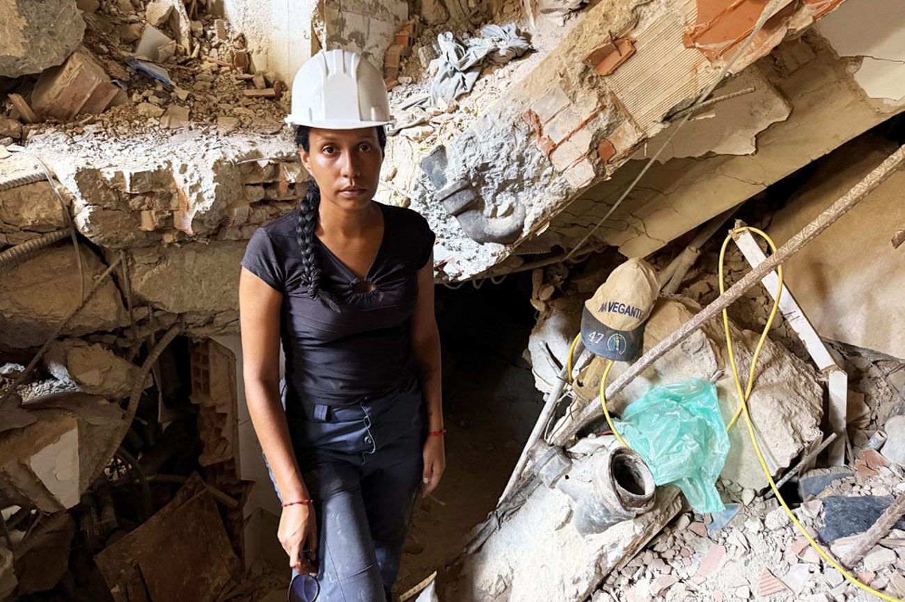 Das eingesackte Gebäude könnte jederzeit ganz einstürzen. Angie Sojo sucht in den Trümmern trotzdem täglich nach ihrem Mann. | Foto: epd/Anne Demmer