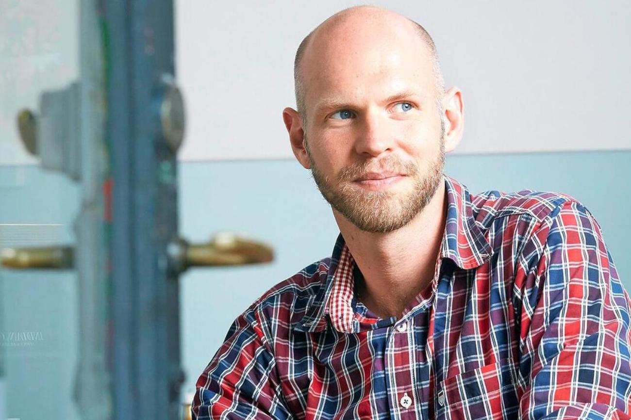 Pfarrer Christian Walti unterstützt die Aktion «#LichtInDerTrauer» im Gedenken an die Corona-Toten. |Annette Boutellier