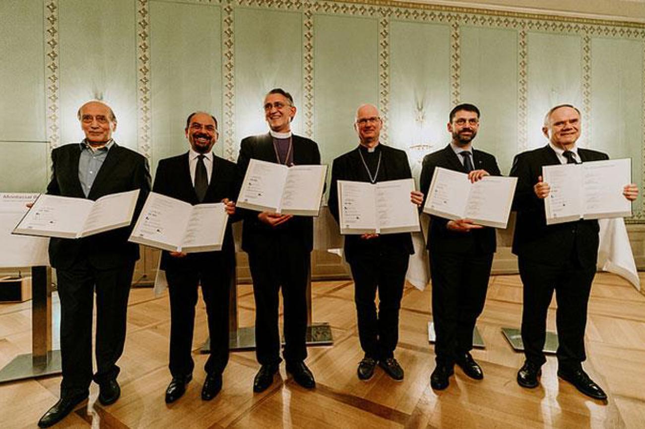 Vertreter des Rats der Religionen nach der Unterzeichnung der Erklärung. Gottfried Locher, 2. von rechts.