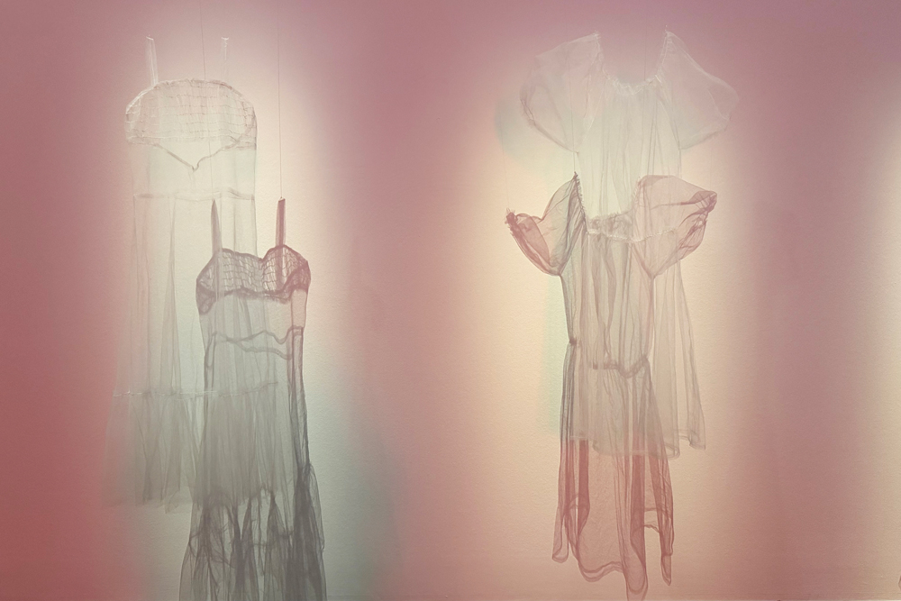 «Desvestidos (Entkleidet)», 2005, Ausschnitt aus der Installation von Claudia Casarino in der Ausstellung «Geister. Dem Übernatürlichen auf der Spur im Kunstmuseum Basel. | Foto: Noelle