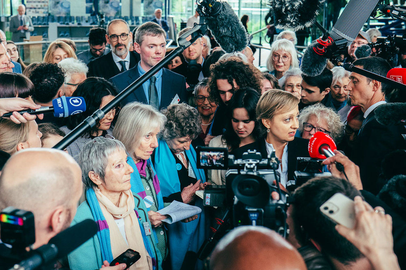 Der Rummel um das Urteil zur Klage der Klimaseniorinnen war gross. | Foto: Shervine Nafissi / Greenpeace