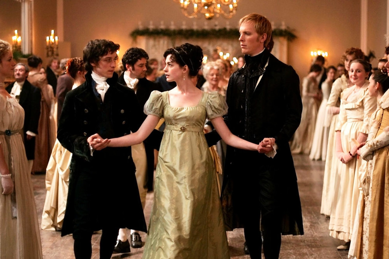 Szene aus «Geliebte Jane»: Anne Hathaway als Jane Austen zwischen zwei Verehrern – ganz wie in ihren eigenen Romanen. Der Film ist allerdings Fiktion, nicht Biografie. | Foto: Keystone/Everett Collection