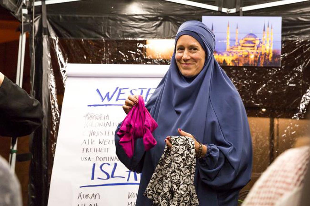 Farbig und geblümt ist im Trend: Performerin Beatrice Fleischlin, wie Maria in blau, präsentiert den «dernier cri» islamischer Schleiermode. | Kulturhaus Helferei