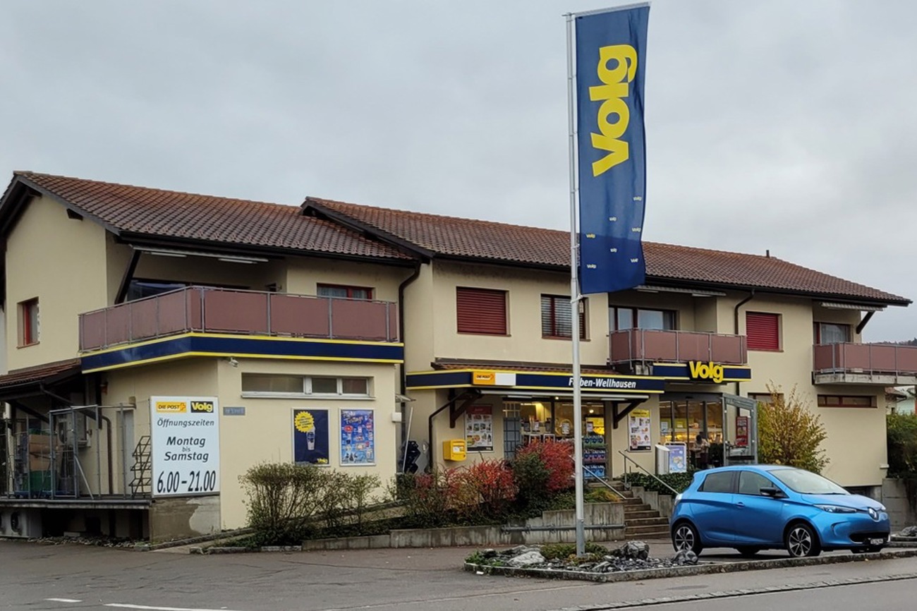 «Hoi Edi», rufen Edi Ulmer im Volg allenthalben wildfremde Menschen zu. Das Felbemer Urgestein ist mit so vielen per Du, dass er sich längst nicht alle Namen merken kann. Foto: sd