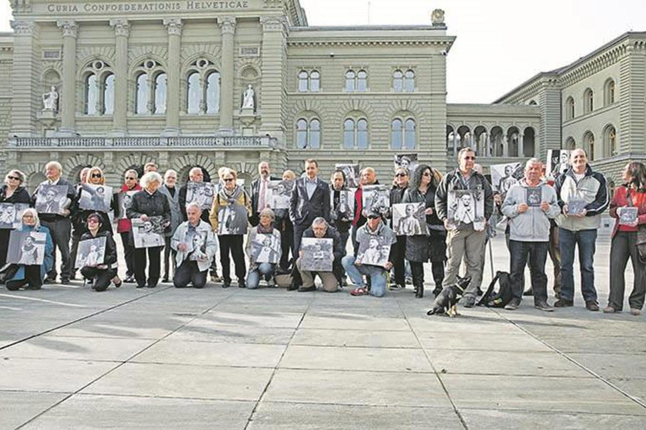 Betroffene der fürsorgerischen Zwangsmassnahmen bei der Übergabe der Wiedergutmachungsinitiative auf dem Bundesplatz.