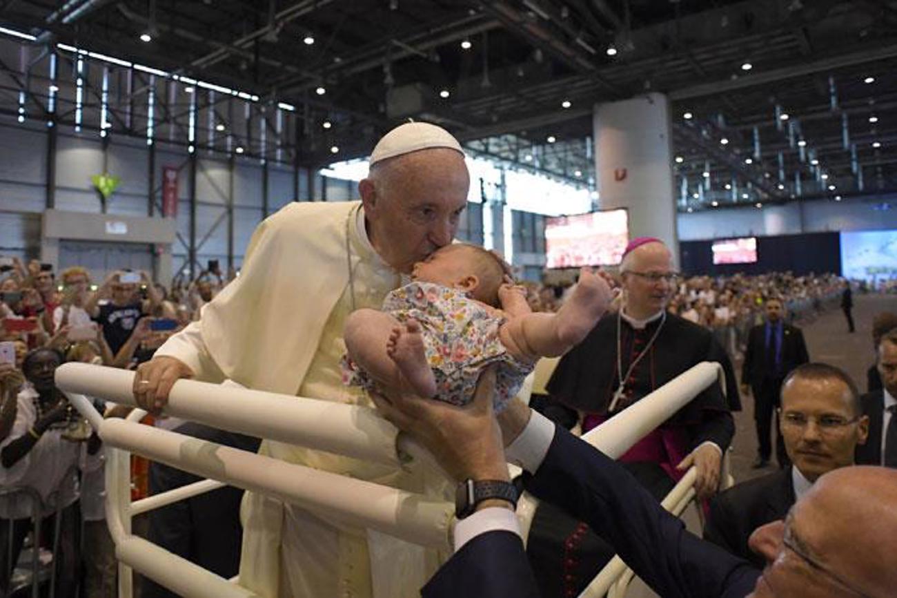 Zehntausende feiern Papst Franziskus in Genf.|epd bild