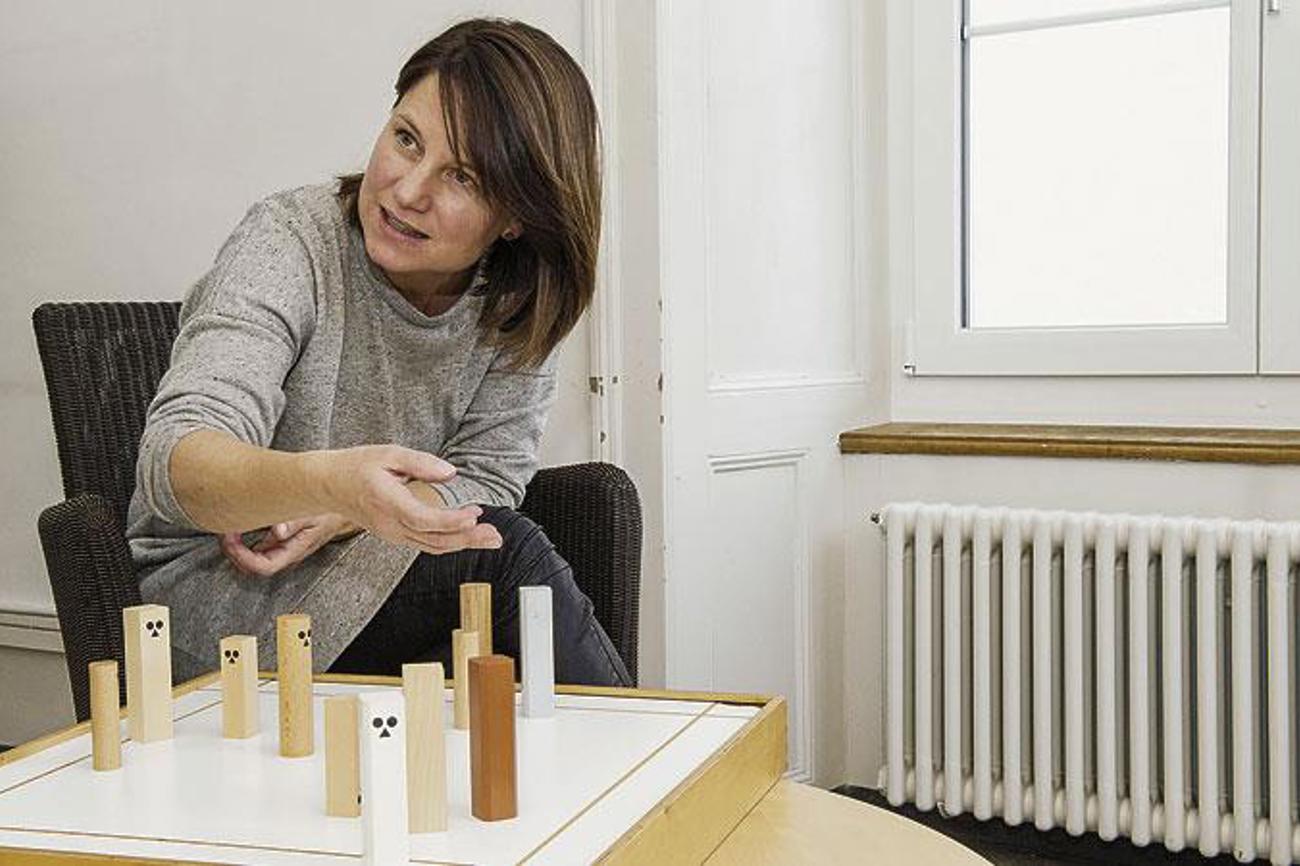 Fachstellenleiterin Cornelia Egli-Angele erklärt das Vorgehen mit dem
Familienbrett, das hilft, Beziehungen zu klären. | LEUTERT