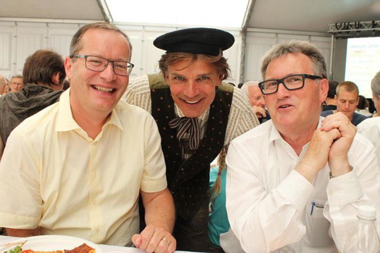 Am Thurgauer Kirchensonntag trafen Regierungsrat Walter Schönholzer (links) und Kirchenratspräsident Wilfried Bührer (rechts) Martin Luther, gespielt von Eric Wehrlin.