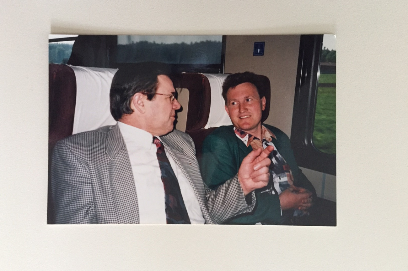 Wilfried Bührer an einer Konfirmation vor knapp 40 Jahren, zusammen mit
seinem Amtsvorgänger Walter Vogel.