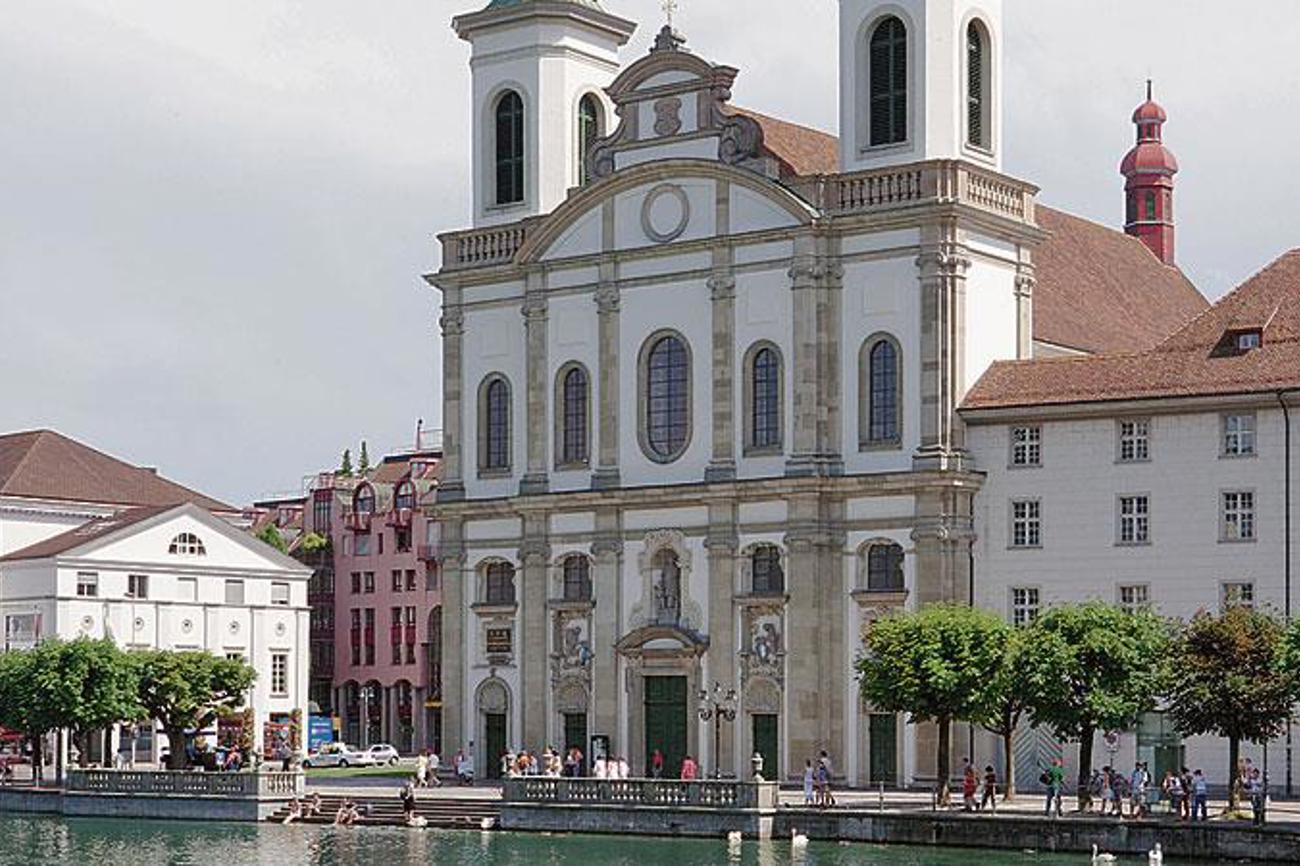 Eine der vielen religiösen Stätten der Gegend: Die Jesuitenkirche Luzern.