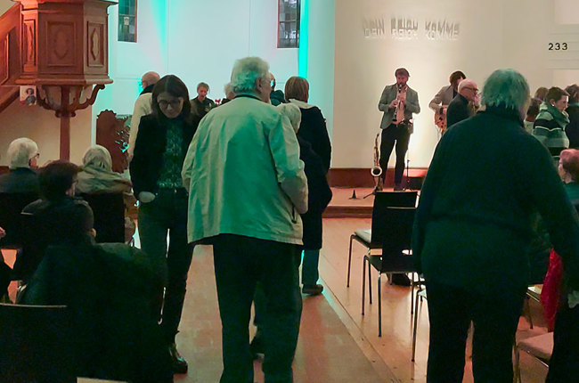 Während der Bildbetrachtungen begleiteten Tim Hüllstrung und Niels Pasquier die Besucher:innen mit Jazz und Pfarrerin Franziska Kuhn las Gedichte vor.