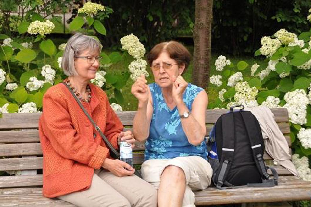 Impulse, Erkenntnisse, Emotionen - Lebhafte Gespräche nach dem Besuch des Vortrags von Viola Raheb. (Bild: ekikon.de)