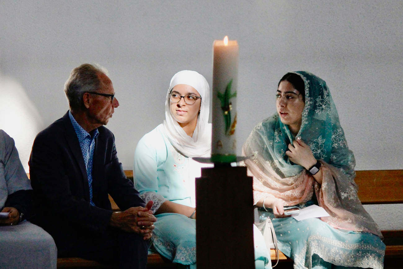 Interreligiöser Dialog: Werner Menzi (Baha‘i) und Geschwister Kaur (Sikh). | Foto: Tilmann Zuber