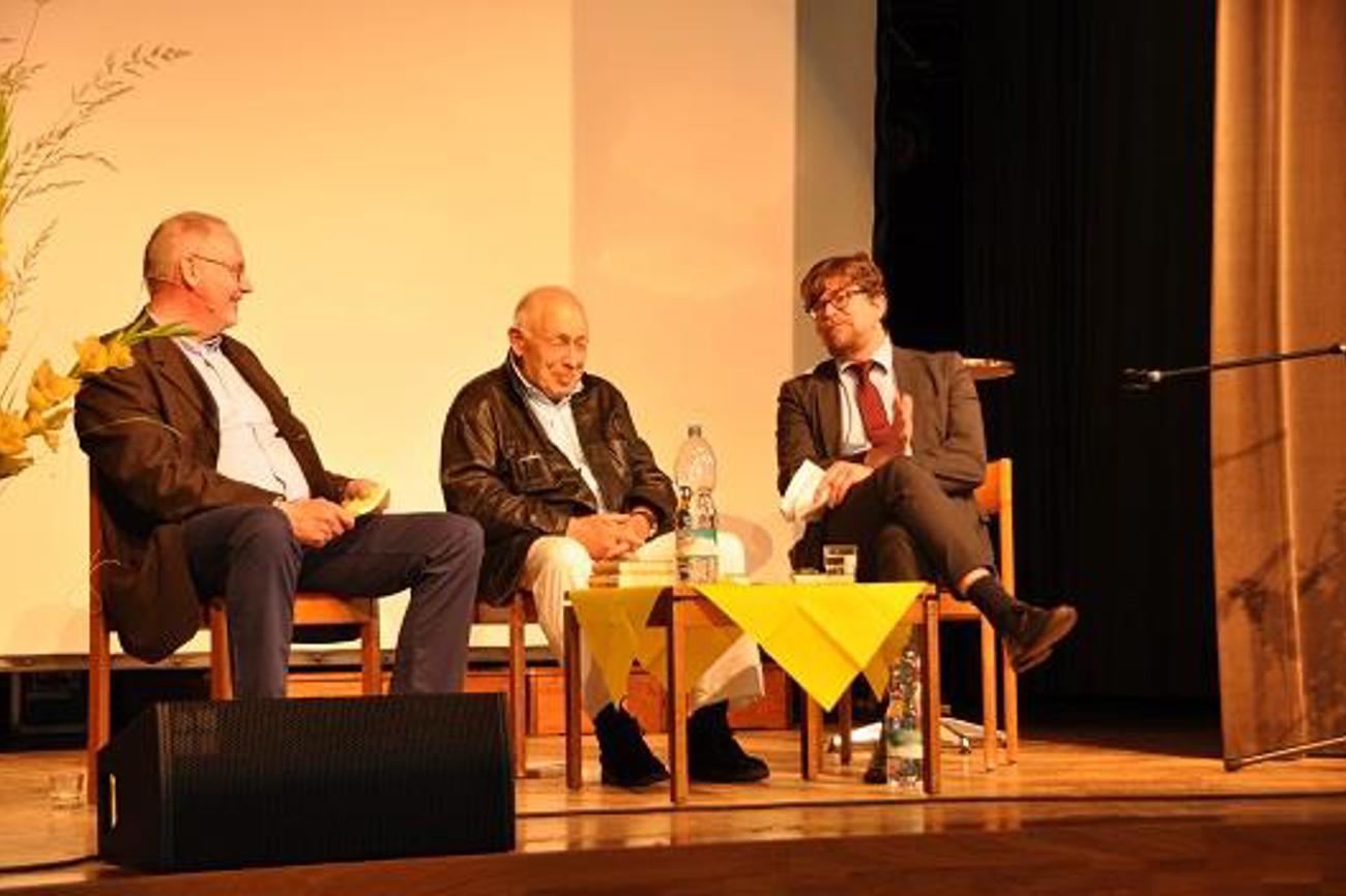Drei Doktoren beim Match: Mit sichtlichem Vergnügen spielen sich Moderator, Pastor Dr. Rainer Behrens, der ehemalige Minister mit jesuitischer Bildung Dr. Rainer Geissler und Lutherkenner und Kirchenhistoriker Dr. Volker Leppin die Bälle zu. (Bild: ekikon.de)
