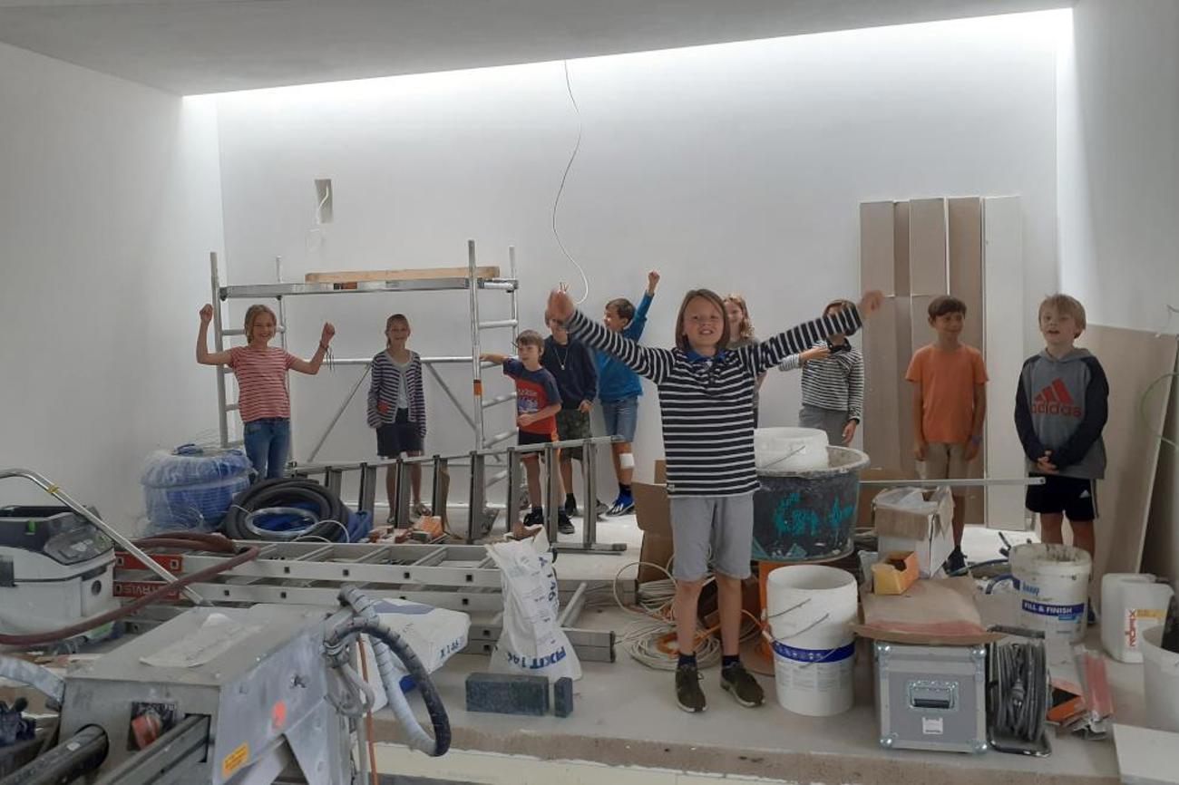 Bettinger 3.-Klässler nehmen den neuen Kirchenraum in Beschlag.