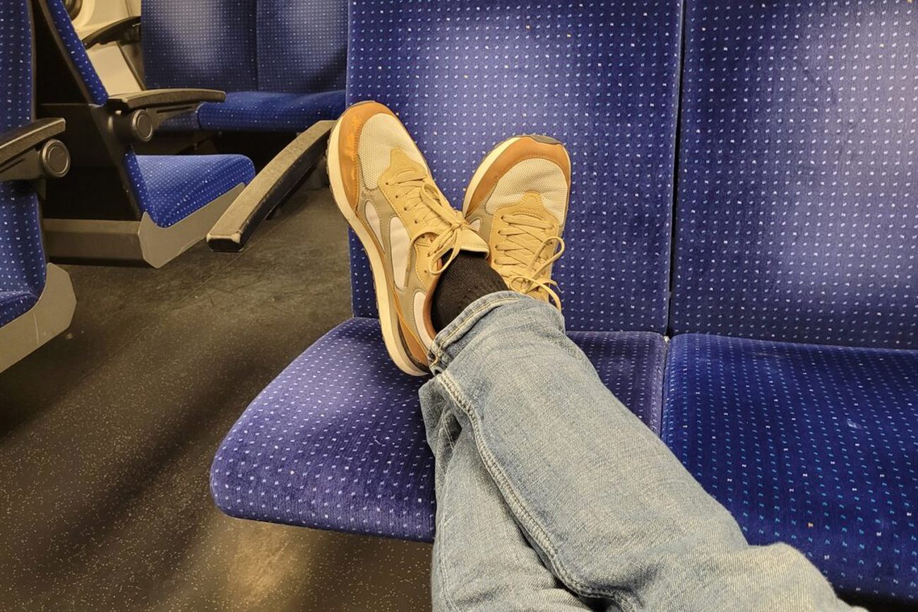 Schuhe auf dem Sitzpolster hochlagern, ist unanständig. «Die meisten entschuldigen sich und nehmen die Füsse runter, wenn ich sie darauf hinweise», sagt David Laksi. Foto: sd