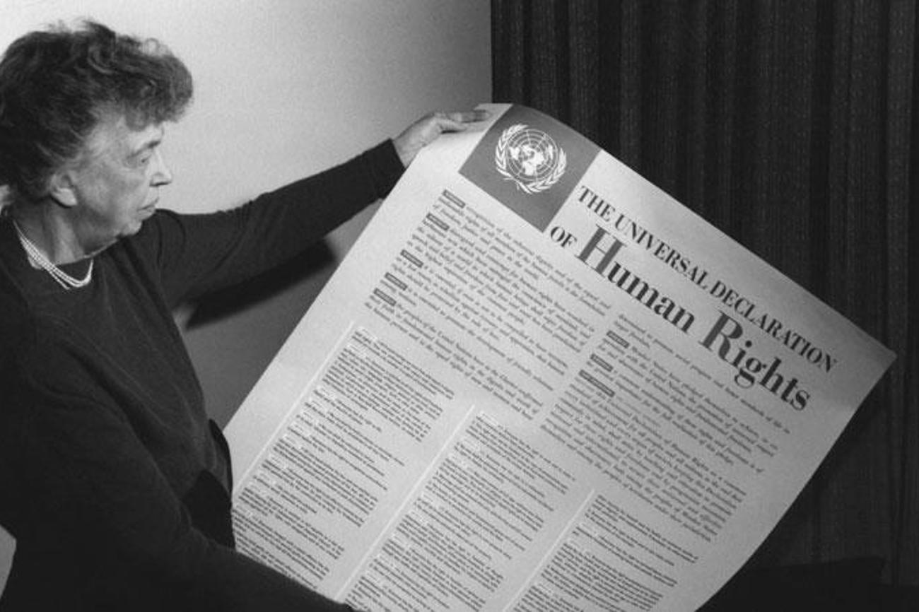 Aufnahme aus dem Jahr 1949: Eleanor Roosevelt, die einstige First-Lady, US-amerikanische Menschenrechtsaktivistin und Diplomatin hält die Allgemeine Erklärung der Menschenrechte in den Händen. |Wikimedia