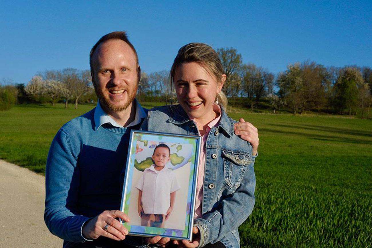 Patenkind Al Ahmmen mit Götti und Gotte. (Bild: Kottman)