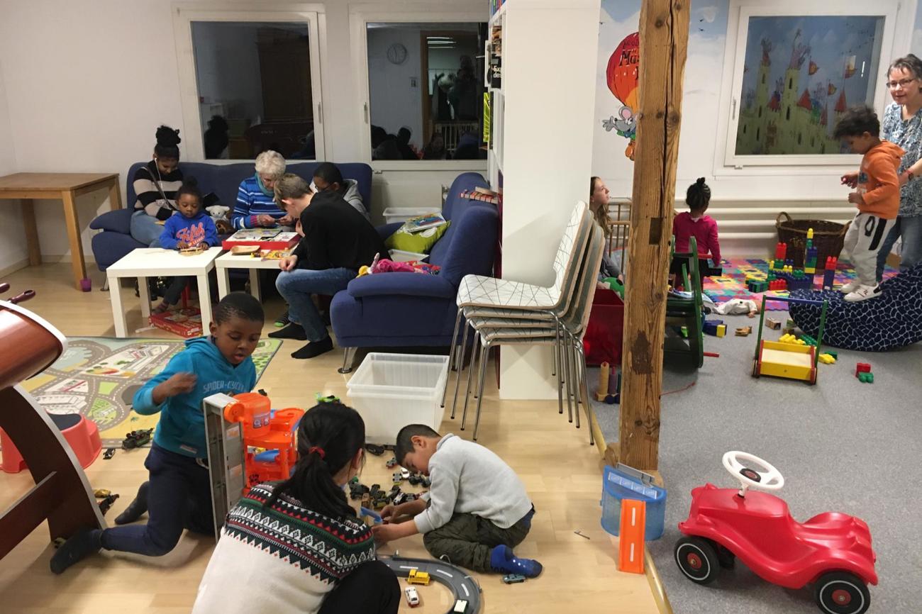 Im Café Grüezi begegnen sich Jung und Alt, Zugewanderte und Schweizer.