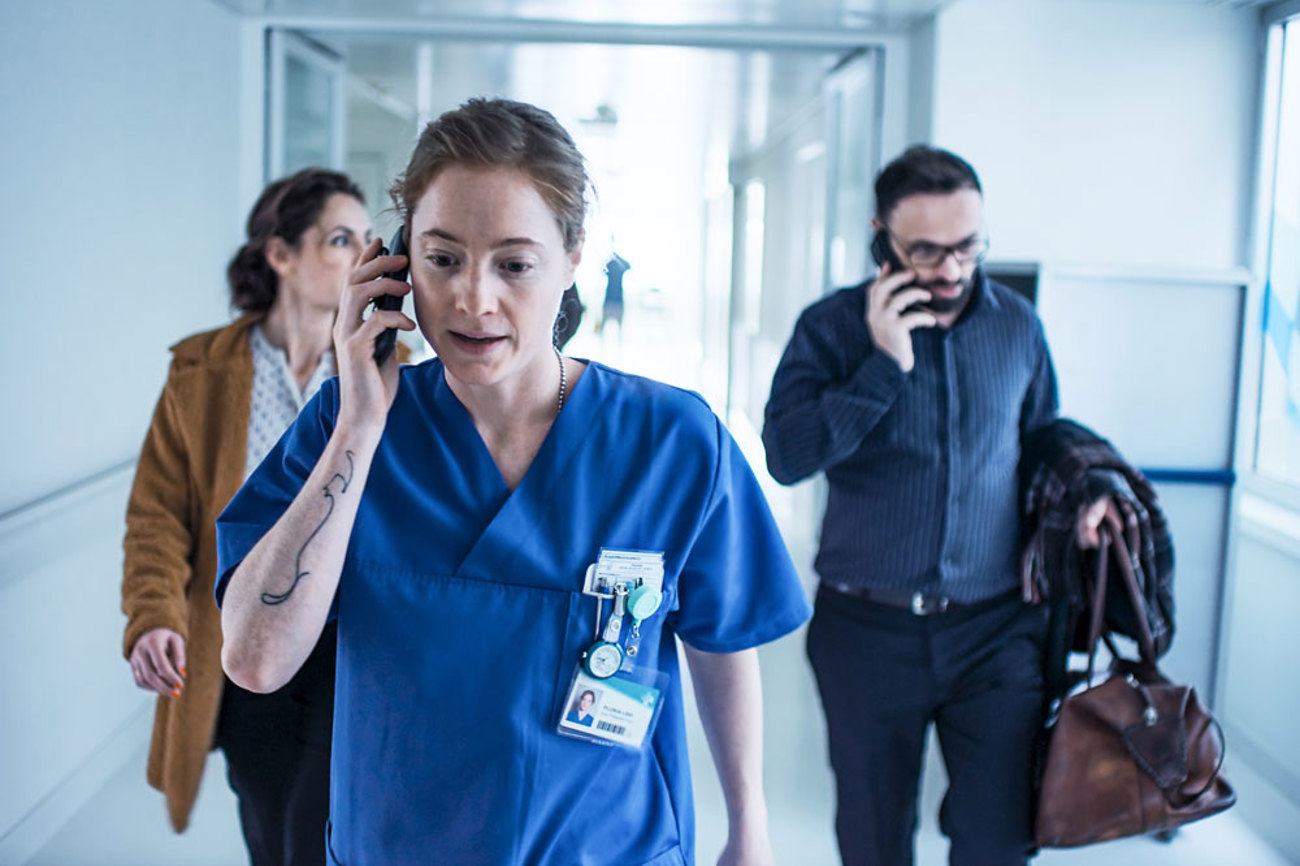 Im Film «Heldin» hetzt Floria (Leonie Benesch) von Zimmer zu Zimmer und versucht dabei, allem und allen gerecht zu werden. | Foto: Filmcoopi Zürich/Zodiac Pictures
