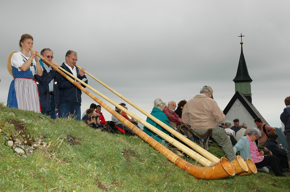 Mehr als Folklore: Stimmungsbild aus einem Jodel-Gottesdienst in den Appenzeller Alpen. | Foto: Vera Rüttimann