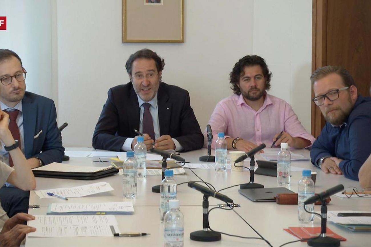 Dein Traumberuf? Kannst du den Namen eines Tessiner Architekten nennen? Solche Fragen stellt das Einbürgerungskomitee in Lugano einer 14-Jährigen, die hier aufgewachsen ist – ein Bild aus der SRF-Dok-Serie «Schweizer machen». |Filmstill/SRF