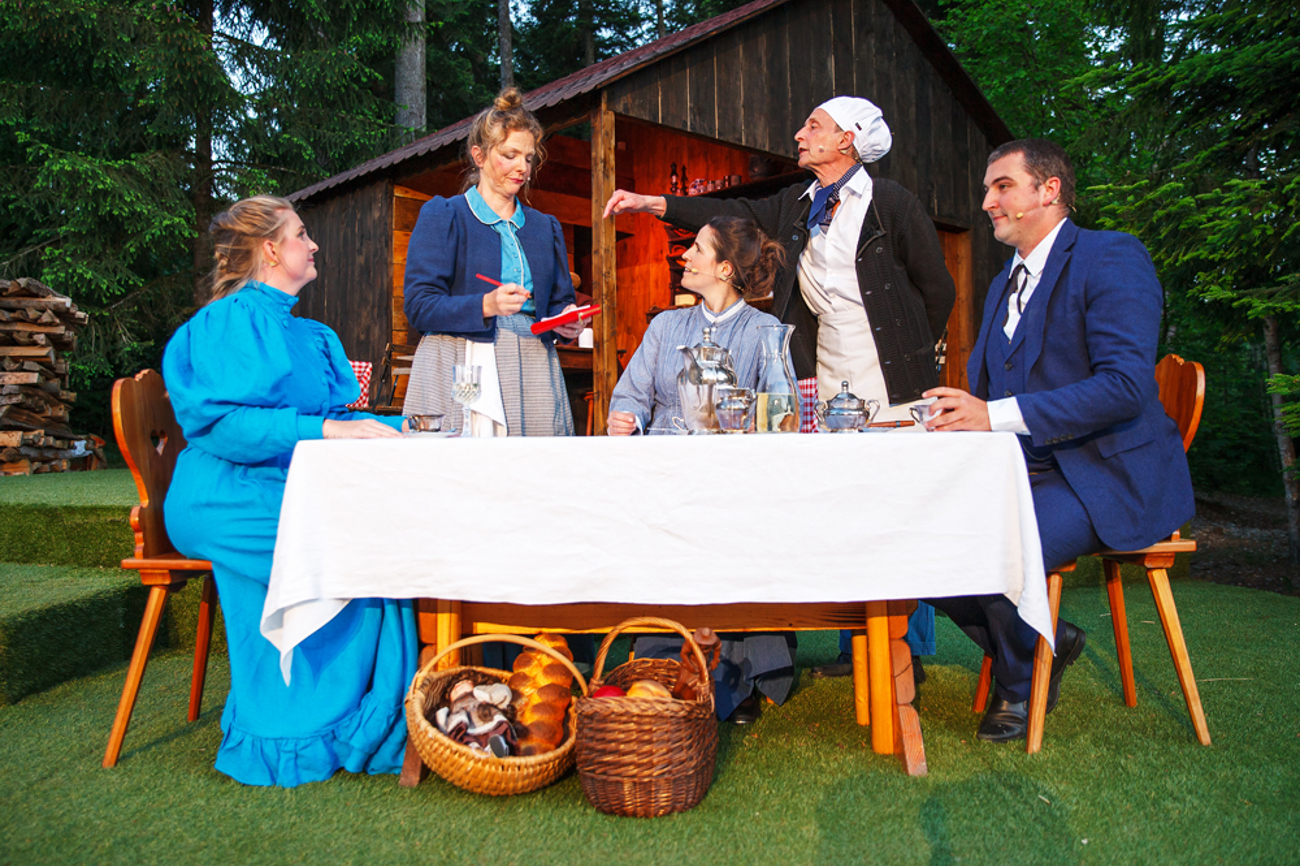 Auf der Waldbühne der Freilichtspiele Moosegg treffen Gotthelfs Kinder als Erwachsene fiktiv aufeinander: (sitzend von links) Cécile von Rütte-Bitzius (Sandra «Bibe» Leon), Henriette Rüetschi-Bitzius (Anouk Plattner) und Albert Bitzius (Simon Burkhalter). | Foto: zvg