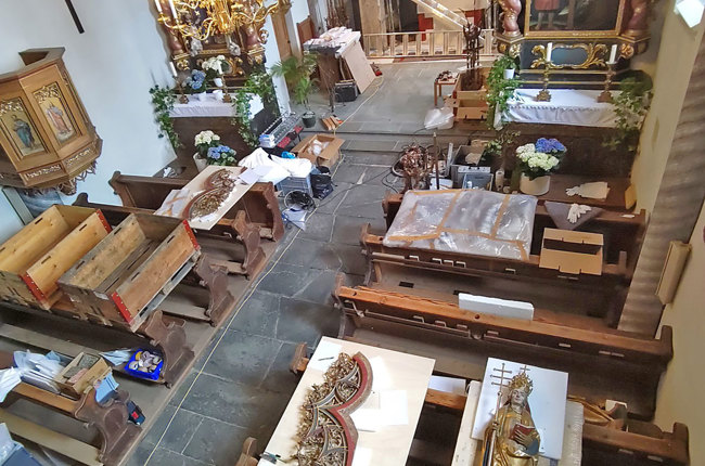 Transportkisten und Teile des Altars im Kirchenraum. | Foto: Zivilschutz Graubünden / Kulturgüterschutz