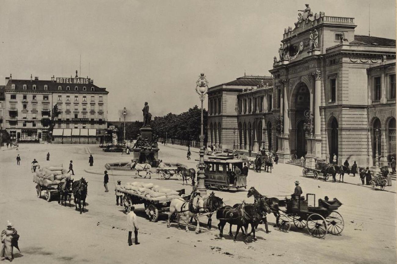 Zürcher Bahnhofplatz im Jahr 1925 mit dem Escher-Denkmal von 1889.