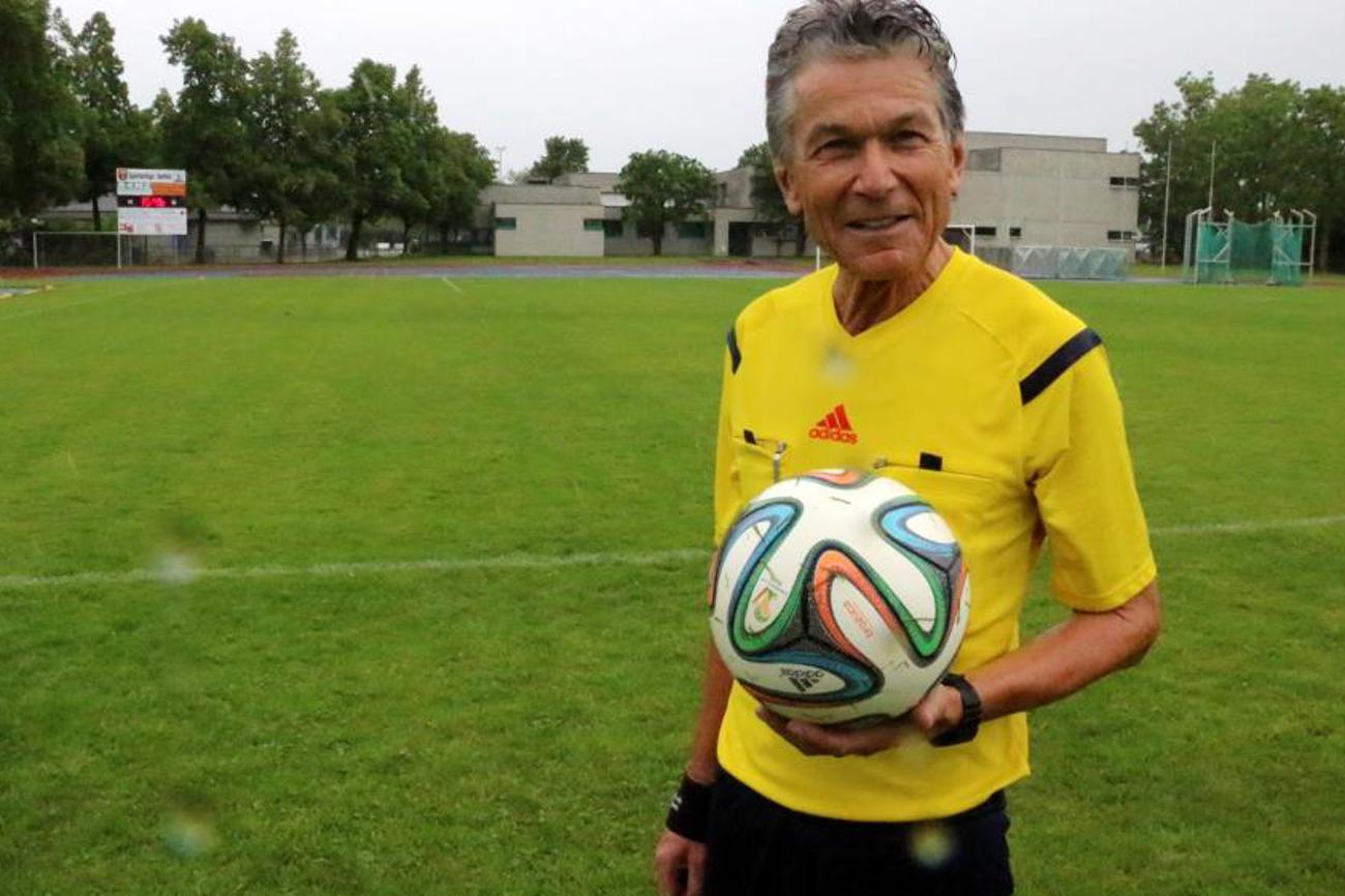 Immer am Ball, auch wenn es regnet: Schiedsrichter-Pfarrer Markus Naegeli. | Matthias Böhni/ref.ch