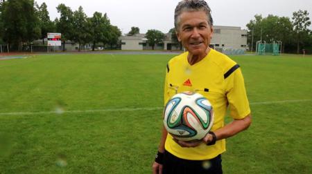 Der Schiri, der auch Pfarrer ist