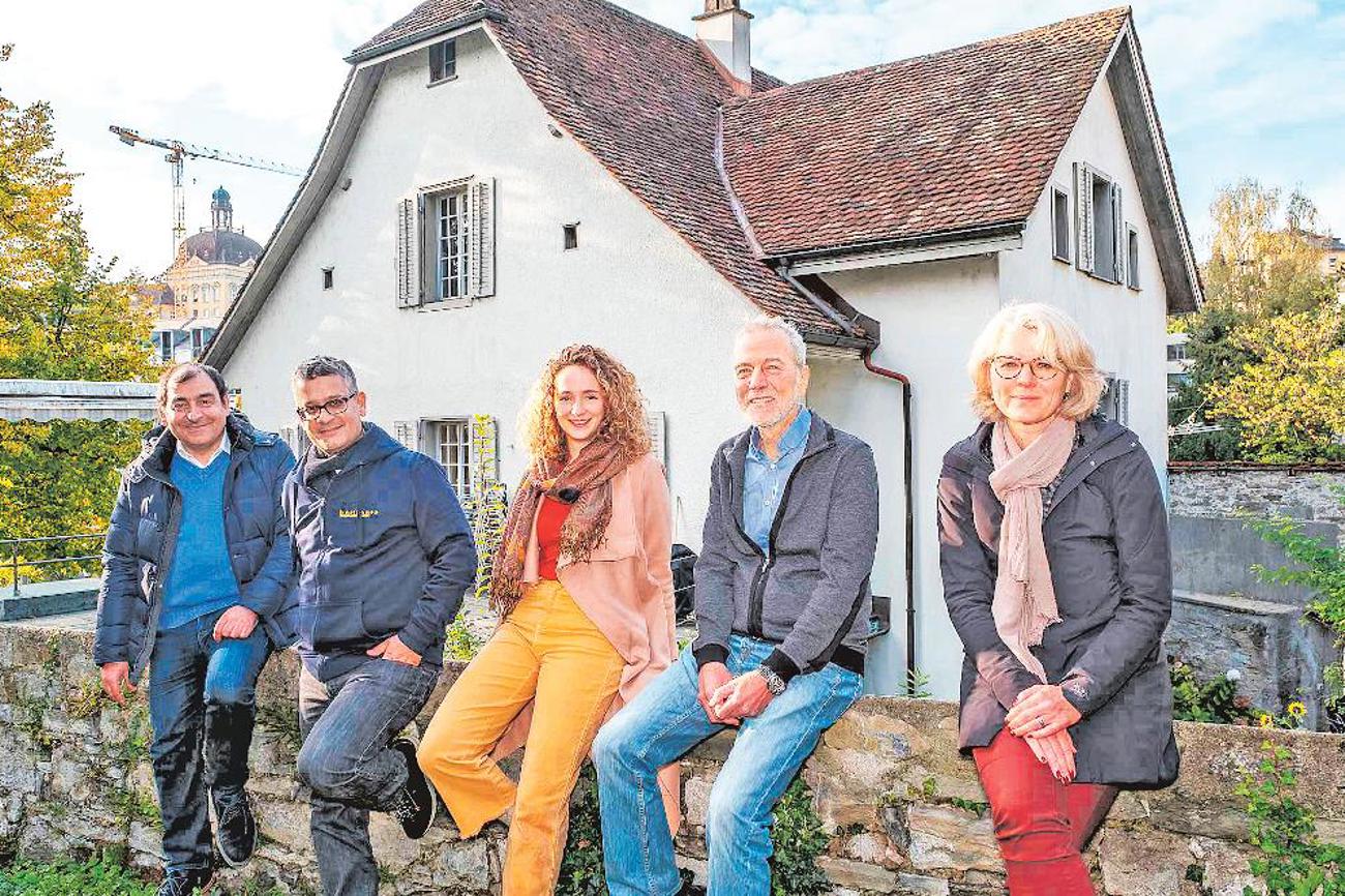 Das Haus «Leo 15» der Hochschulseelsorge (v. l.): die Seelsorger Lorenzo Scornaienchi und Valerio Ciriello, Lisa Gnant (studentische Mitarbeiterin), Georg Vogel (Präsident Förderverein) und Uta Zehnder (im Vorstand).