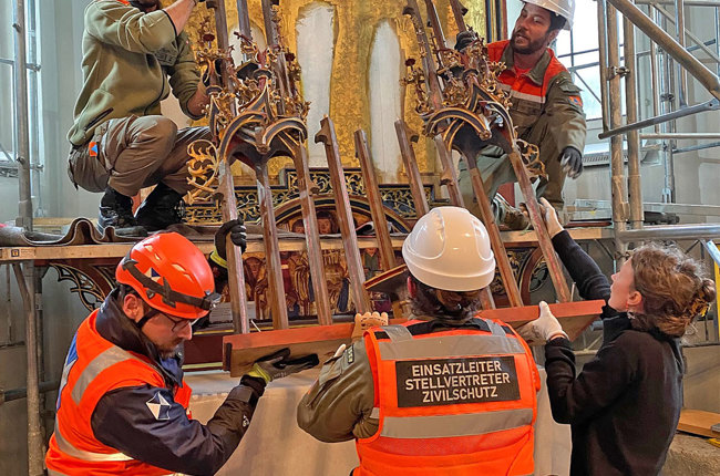 Teile des Gesprenges werden abmontiert. | Foto: Zivilschutz Graubünden / Kulturgüterschutz
