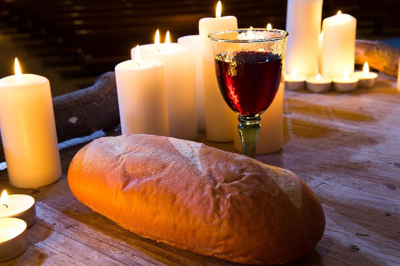 Mehr als Essen: Brot und Wein stehen im Zentrum des christlichen Gottesdienstes / Pixabay