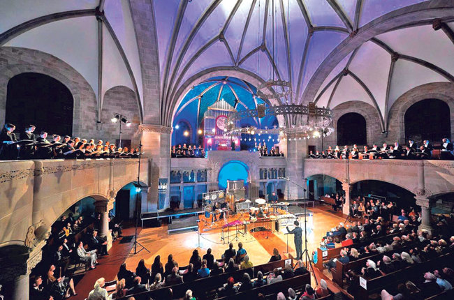 Pauluskirche, Basel – Kirche wird Kulturhaus: Die Basler Reformierten haben zu viele Kirchen, und dann noch schöne. Um die prächtige Pauluskirche zu erhalten, betreibt sie ein Verein als Kulturkirche. Hier finden Konzerte, Veranstaltungen und Feste statt. Ein Schwerpunkt ist die Chormusik. Ausserdem ist der neoromanische Bau ein beliebter Ort für Hochzeiten.