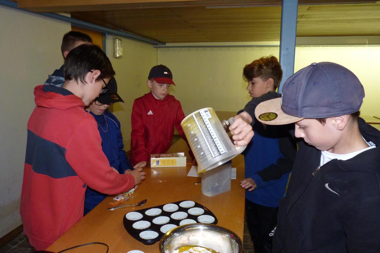 Die Knaben bilden eine Gruppe für sich und stellen wie die Mädchen ihre «Nutella»-Muffins von A bis Z selber her.
Bild Irène Hunold