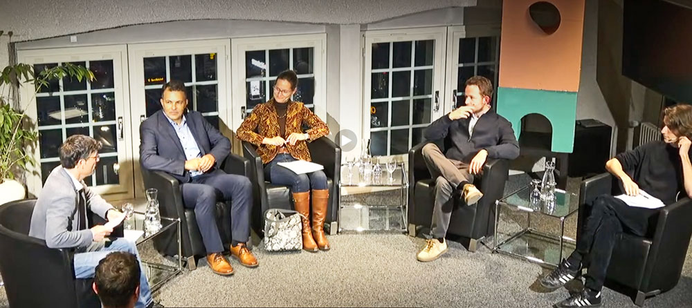 Auf dem Podium im Polit-Forum Bern v.l.: Moderator Rafael von Matt, EVP-Nationalrat Marc Jost, Karolina Frischkopf, Direktorin des kirchlichen Hilfswerks Heks, Alexander Keberle vom Wirtschaftsverband Economiesuisse und Jo Mosimann von den Jungfreisinnigen. | Screenshot Youtube/Polit-Forum Bern
