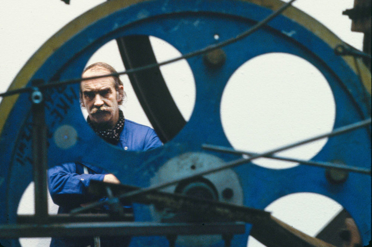 Jean Tinguely vor seiner kinetischen Skulptur «Metaharmonie 2» aus dem Jahr 1979. | Aufnahme von 1979/epd/akg-images/CDA/Guillemot